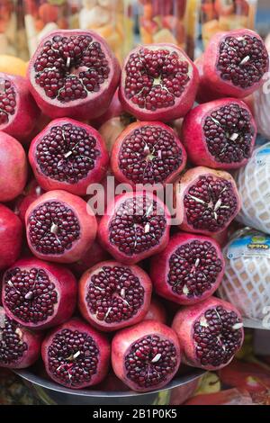 Grenades à vendre sur le marché du Carmel (Shuk Hacarmel), le plus grand marché de tel Aviv, Israël Banque D'Images