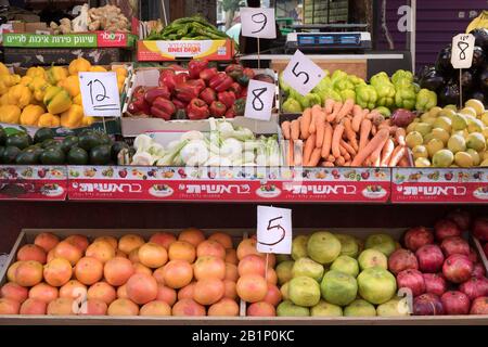 Fruits et légumes frais à vendre sur le marché du Carmel (Shuk Hacarmel), le plus grand marché de tel Aviv, Israël Banque D'Images