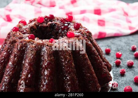 Gâteau au chocolat, cupcake aux cerises et aux canneberges trempés dans de la liqueur. Gros plan. Banque D'Images