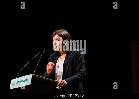 Paris. 26 février 2020. Le maire de Paris et candidat du Parti socialiste à la réélection Anne Hidalgo prononce un discours lors d'une réunion de campagne à l'Elysée Montmartre à Paris, en France, le 26 février 2020, avant les prochaines élections mayorales de Paris 2020. Crédit: Aurelien Morissard/Xinhua/Alay Live News Banque D'Images