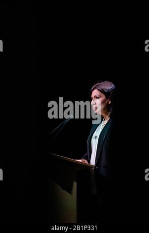 Paris. 26 février 2020. Le maire de Paris et candidat du Parti socialiste à la réélection Anne Hidalgo prononce un discours lors d'une réunion de campagne à l'Elysée Montmartre à Paris, en France, le 26 février 2020, avant les prochaines élections mayorales de Paris 2020. Crédit: Aurelien Morissard/Xinhua/Alay Live News Banque D'Images