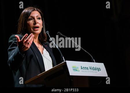 Paris. 26 février 2020. Le maire de Paris et candidat du Parti socialiste à la réélection Anne Hidalgo prononce un discours lors d'une réunion de campagne à l'Elysée Montmartre à Paris, en France, le 26 février 2020, avant les prochaines élections mayorales de Paris 2020. Crédit: Aurelien Morissard/Xinhua/Alay Live News Banque D'Images