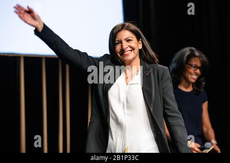 Paris. 26 février 2020. Le maire de Paris et candidat du Parti socialiste à la réélection Anne Hidalgo gestuelle lors d'une réunion de campagne à l'Elysée Montmartre à Paris, en France, le 26 février 2020, avant les prochaines élections mayorales de Paris 2020. Crédit: Aurelien Morissard/Xinhua/Alay Live News Banque D'Images