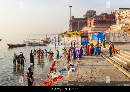 Les gens se baignent dans l'eau Sainte Ganga rivière le matin. Varanasi. Inde Banque D'Images