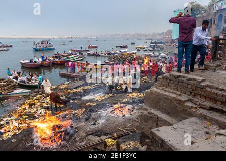 Cérémonie de crémation à Manikarnika Ghat sur le Ganga River à Varanasi. Inde Banque D'Images