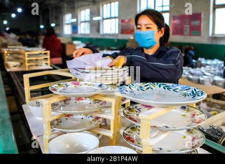 Shijiazhuang, La Province Chinoise De Hebei. 26 février 2020. Les gens travaillent dans une société de céramique à Handan, dans la province de Hebei, dans le nord de la Chine, le 26 février 2020. Plusieurs entreprises de Hebei ont récemment repris la production. Crédit: Wang Xiao/Xinhua/Alay Live News Banque D'Images