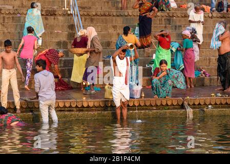 Les gens se baignent dans l'eau Sainte Ganga rivière à Kedar Ghat le matin. Varanasi. Inde Banque D'Images