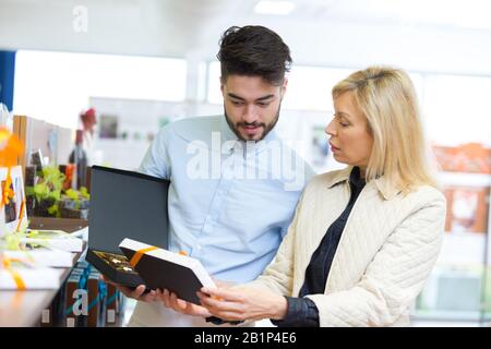 homme et femme dans un magasin de chocolat Banque D'Images