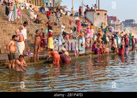 Les gens se baignent dans l'eau Sainte Ganga rivière à Kedar Ghat le matin. Varanasi. Inde Banque D'Images