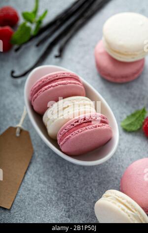 Macarons à la vanille et à la framboise Banque D'Images