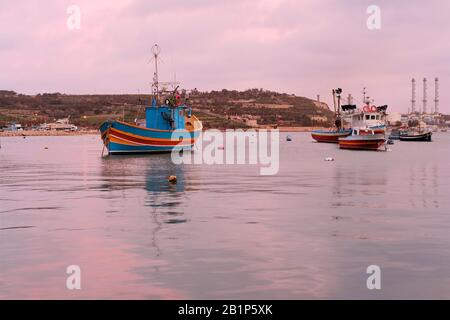 Vue panoramique sur les bateaux traditionnels colorés 'luzzu' au port de Marsaxlokk Banque D'Images