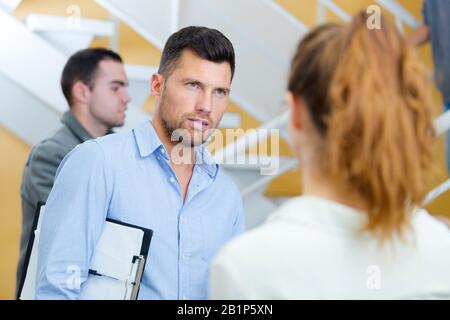 un étudiant d'âge mûr décontracté qui parle à un collègue Banque D'Images