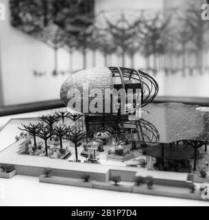Charles Eames et Eero Saarinen modèle architectural du pavillon IBM avec des arbres en acier fabriqués par l'homme et Ovoid Theatre pour la Foire mondiale de New York en 1964. Le modèle du pavillon était exposé au IBM Business Show de Manhattan au New York Coliseum vers le 30 avril 1963. Banque D'Images