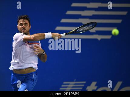 Acapulco, Mexique. 26 février 2020. Stan Wawrinka, de Suisse, a fait un retour lors du deuxième match de match masculin en single entre Stan Wawrinka, de Suisse, et Pedro Martinez, d'Espagne, lors du tournoi de tennis ATP mexicain Open 2020 à Acapulco, au Mexique, le 26 février 2020. Crédit: Xin Yuewei/Xinhua/Alay Live News Banque D'Images