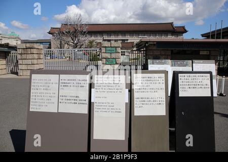 Des avis informant de la fermeture temporaire sont affichés devant le Musée national de Tokyo à Tokyo, au Japon, le 27 février 2020. Le Musée national de Tokyo est fermé du 27 février au 16 mars pour mesurer la propagation du coronavirus. Crédit: Aflo/Alay Live News Banque D'Images