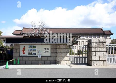 Des avis informant de la fermeture temporaire sont affichés devant le Musée national de Tokyo à Tokyo, au Japon, le 27 février 2020. Le Musée national de Tokyo est fermé du 27 février au 16 mars pour mesurer la propagation du coronavirus. Crédit: Aflo/Alay Live News Banque D'Images