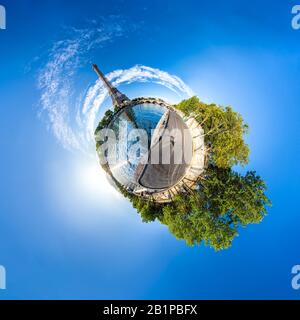 Petite planète de la Tour Eiffel et du bord de la Seine à Paris Banque D'Images