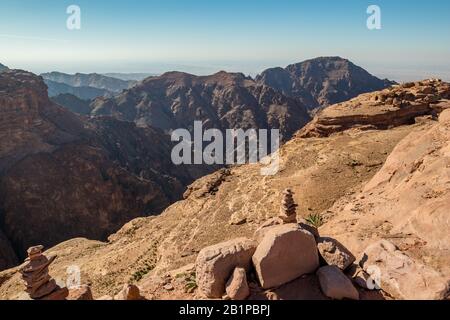 Vue magnifique sur le paysage et pierre déferée Zen près d'Ad-Deir dans la ville ancienne de Petra, Jordanie. Ad-Deir Ou Le Monastère. Complexe de Petra et attraction touristique, Royaume hachémite de Jordanie Banque D'Images