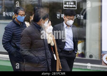 Daegu, CORÉE DU SUD. 27 février 2020. 27 févr. 2020-Daegu, Corée du Sud-Les Porter des masques font leur chemin pour travailler dans une rue près de l'hôtel de ville à Daegu, Corée du Sud. La Corée du Sud a signalé jeudi un nouveau pic quotidien du nombre de nouvelles infections du nouveau coronavirus, Et plus de cas supplémentaires peuvent être identifiés dans la ville la plus durement touchée de Daegu et ses régions voisines à mesure que des tests de virus ont commencé sur plus de 210 000 membres d'une secte religieuse au centre de la propagation rapide. Crédit: Zuma Press, Inc./Alay Live News Banque D'Images