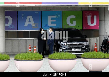 Daegu, CORÉE DU SUD. 27 février 2020. 27 févr. 2020-Daegu, Corée du Sud-Les Porter des masques font leur chemin pour travailler dans une rue près de l'hôtel de ville à Daegu, Corée du Sud. La Corée du Sud a signalé jeudi un nouveau pic quotidien du nombre de nouvelles infections du nouveau coronavirus, Et plus de cas supplémentaires peuvent être identifiés dans la ville la plus durement touchée de Daegu et ses régions voisines à mesure que des tests de virus ont commencé sur plus de 210 000 membres d'une secte religieuse au centre de la propagation rapide. Crédit: Zuma Press, Inc./Alay Live News Banque D'Images