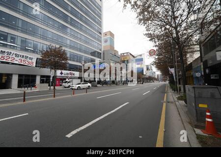 Daegu, CORÉE DU SUD. 27 février 2020. 27 févr. 2020-Daegu, Corée du Sud-Dongsung-ro, une grande artère commerçante de Daegu, à 300 kilomètres au sud-est de Séoul, est presque entièrement vide le 27 février 2020. Le quartier est populaire pour les réunions d'après-heures par les habitants, mais la propagation rapide du roman coronavirus dans la ville a causé la fermeture de nombreux magasins. Crédit: Zuma Press, Inc./Alay Live News Banque D'Images
