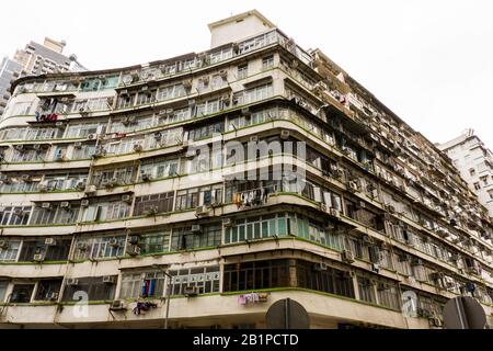 Hong Kong - Décembre 2019 : Maisons D'Habitation Blanches, Bâtiments Résidentiels Anciens À Tai Kok Tsui, Hong Kong, Vue À Angle Bas Banque D'Images