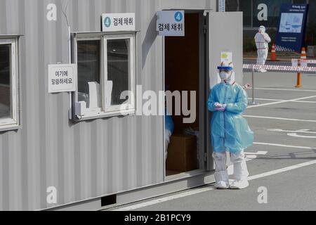 Daegu, CORÉE DU SUD. 27 février 2020. 27 févr. 2020-Daegu, Corée du Sud-COVID19 les patients suspects restent dans la voiture, l'installation de conduite au centre médical de Daegu, Corée du Sud. La Corée du Sud a signalé jeudi un nouveau pic quotidien du nombre de nouvelles infections du nouveau coronavirus, Et plus de cas supplémentaires peuvent être identifiés dans la ville la plus durement touchée de Daegu et ses régions voisines à mesure que des tests de virus ont commencé sur plus de 210 000 membres d'une secte religieuse au centre de la propagation rapide. Crédit: Zuma Press, Inc./Alay Live News Banque D'Images
