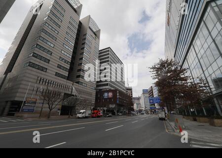 Daegu, CORÉE DU SUD. 27 février 2020. 27 févr. 2020-Daegu, Corée du Sud-Dongsung-ro, une grande artère commerçante de Daegu, à 300 kilomètres au sud-est de Séoul, est presque entièrement vide le 27 février 2020. Le quartier est populaire pour les réunions d'après-heures par les habitants, mais la propagation rapide du roman coronavirus dans la ville a causé la fermeture de nombreux magasins. Crédit: Zuma Press, Inc./Alay Live News Banque D'Images