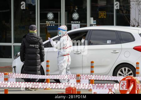 Daegu, CORÉE DU SUD. 27 février 2020. 27 févr. 2020-Daegu, Corée du Sud-COVID19 les patients suspects restent dans la voiture, l'installation de conduite au centre médical de Daegu, Corée du Sud. La Corée du Sud a signalé jeudi un nouveau pic quotidien du nombre de nouvelles infections du nouveau coronavirus, Et plus de cas supplémentaires peuvent être identifiés dans la ville la plus durement touchée de Daegu et ses régions voisines à mesure que des tests de virus ont commencé sur plus de 210 000 membres d'une secte religieuse au centre de la propagation rapide. Crédit: Zuma Press, Inc./Alay Live News Banque D'Images