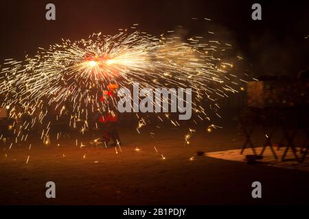 Danse, feu et diables, folklore et festival méditerranéen dans lequel le feu est le protagoniste; fin du carnaval. Fête dans laquelle le diable avec le feu wal Banque D'Images