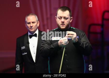 Mark Allen, d'Angleterre, considère un tir à Thepchaiya Un-Nooh, de Thaïlande, lors du premier tour du championnat des Joueurs de 2020 à Southport, au Royaume-Uni, 26 février 2020. Mark Allen d'Angleterre a battu Thepchaiya Un-Nooh de Thaïlande avec 6-3. Banque D'Images