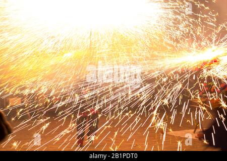 Danse, feu et diables, folklore et festival méditerranéen dans lequel le feu est le protagoniste; fin du carnaval. Fête dans laquelle le diable avec le feu wal Banque D'Images