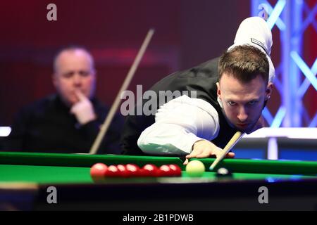 Judd Trump, d'Angleterre, joue un tir à John Higgins, d'Écosse, lors du quart de finale du championnat Des Joueurs de 2020 à Southport, au Royaume-Uni, le 26 février 2020. Judd Trump, d'Angleterre, a vaincu John Higgins, d'Écosse, par 6-3. Banque D'Images