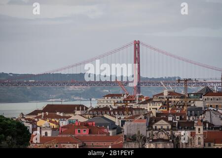 Le pont Vasco da Gama est un pont à câbles flanqué de viaducs et de rangeviews qui s'étend sur le Tage dans le Parque das Nações à Lisbonne, le Ca Banque D'Images