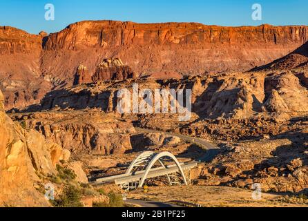 Pont de Hite Crossing, un pont-arche sur le canyon étroit du fleuve Colorado, Glen Canyon National Recreation Area, plateau du Colorado, Utah, États-Unis Banque D'Images