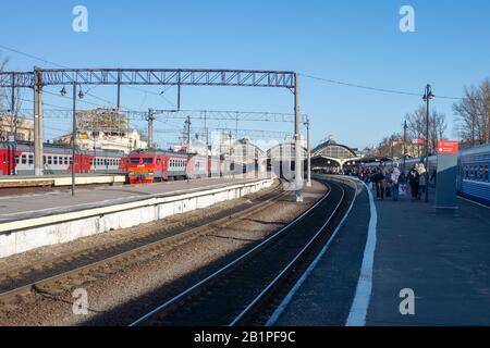 29 Avril 2018 Saint-Pétersbourg, Russie. Les passagers marchent sur la plate-forme de la gare de Vitebsk Banque D'Images