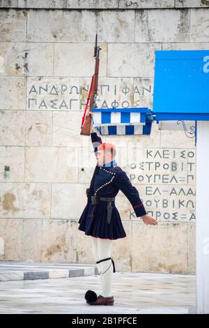 Athènes / Grèce Soldier de la garde du Président de la Grèce (Greek Evzonas) soulève un fusil sur la place Syntagma. Banque D'Images