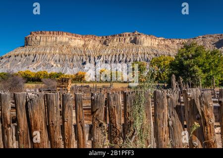 Ancienne clôture agricole autour d'un corral abandonné près de Fremont River, South Caineville Mesa dans Upper Blue Hills derrière, près du parc national Capitol Reef, Utah Banque D'Images