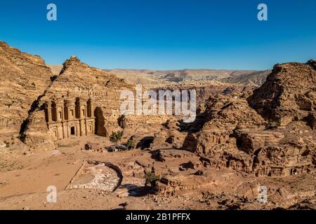 Ancien amphithéâtre et de petits touristes non reconnaissables à l'extraordinaire Ad-Deir dans la ville ancienne de Petra, Jordanie. Ad-Deir Ou Le Monastère. Complexe de Petra et attraction touristique, Royaume hachémite de Jordanie Banque D'Images