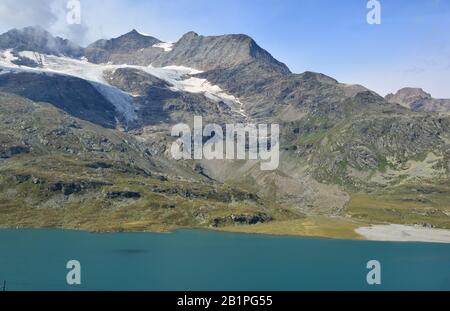 Le Piz Cambrena et le Lago Bianco ont vu du col Bernina dans le sud de la Suisse au-dessus de St Moritz. Banque D'Images