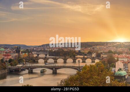 Beau coucher de soleil sur la Vltava dans la capitale tchèque Prague Banque D'Images
