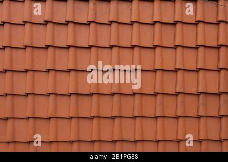 Détail des tuiles de toit rouges montées sur le mur de la maison Banque D'Images