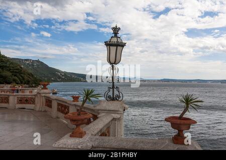 Surplombant un golfe venteux de Trieste depuis la terrasse du Castello di Miramare, Grignano, Friuli-Venezia-Giulia, Italie Banque D'Images