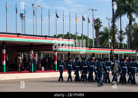 Nairobi, Kenya. 27 février 2020. Le président fédéral Frank-Walter Steinmeier (4ème de gauche) prend congé avec distinction militaire à l'aéroport Jomo Kenyatta. Après une visite d'État de trois jours au Kenya, le Président Steinmeier se rendra à Khartoum (Soudan). Crédit: Bernd Von Jutrczenka/Dpa/Alay Live News Banque D'Images