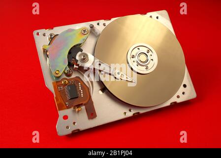 Disque dur - SATA 3,5' disque dur rouge LAVA couleur fond. Le disque dur de l'ordinateur a été démonté de près avec de l'espace de copie Banque D'Images