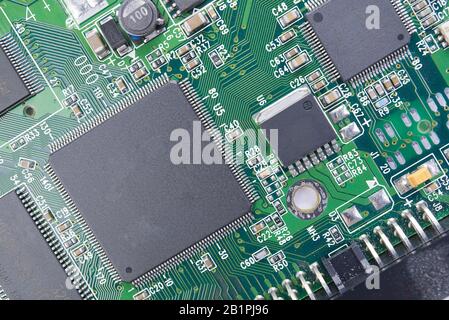 La carte électronique peut être utilisée comme arrière-plan . Gros plan sur une carte électronique d'ordinateur verte imprimée Banque D'Images