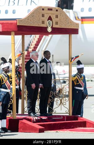 Khartum, Soudan. 27 février 2020. Le Président fédéral Frank-Walter Steinmeier est accueilli avec honneur par le général Abdel Fattah Abdelrahman Burhan, Président du Conseil De Souveraineté de la République du Soudan, à l'aéroport international de Khartoum. Le président fédéral Steinmeier est en visite de deux jours au Soudan. Crédit: Bernd Von Jutrczenka/Dpa/Alay Live News Banque D'Images