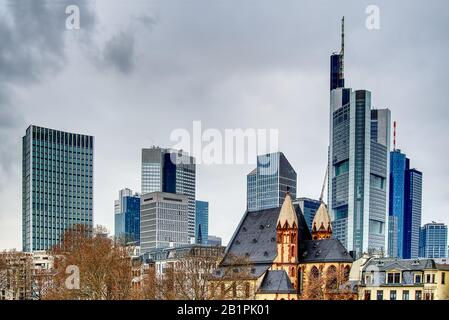 Francfort-sur-le-Main, Allemagne, vue sur le centre d'affaires depuis Main River. Tir HDR Banque D'Images