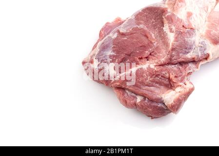 Carbonade au col de porc. Viande de porc fraîche brute. Isolé sur fond blanc. Gros plan Banque D'Images