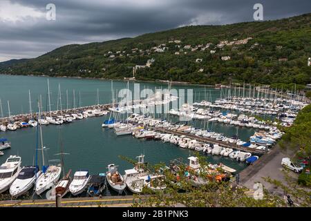 Le port et la marina de Grignano, province de Trieste, Friuli-Venezia-Giulia, Italie du Parco del Castello di Miramare Banque D'Images